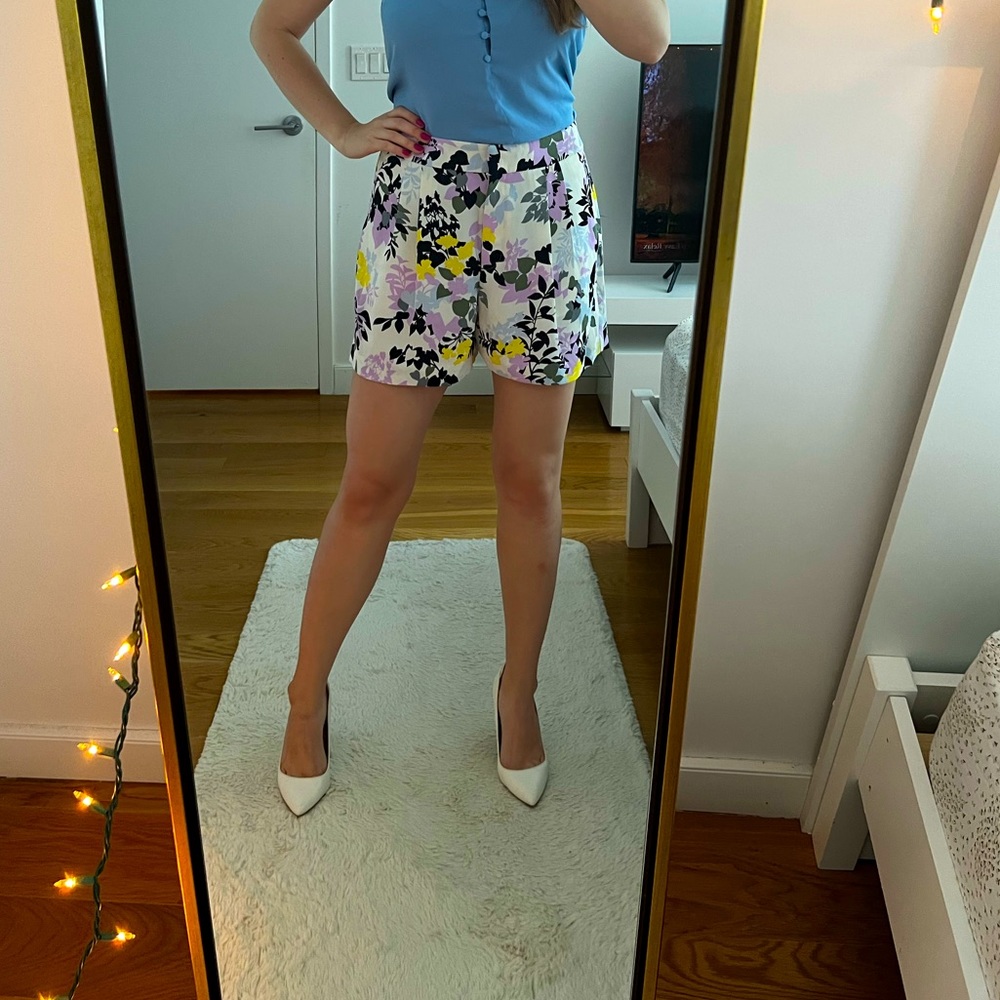 Ann Tylor. Floral shorts. Size 8